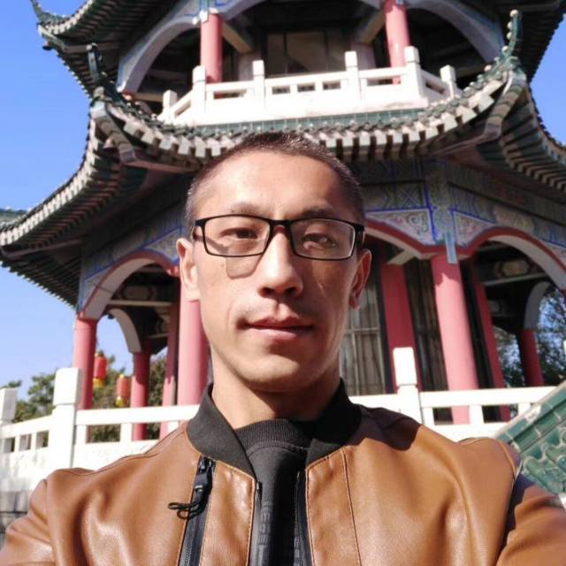 樱花下的守候的照片