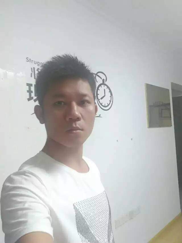 路边的小石头的照片