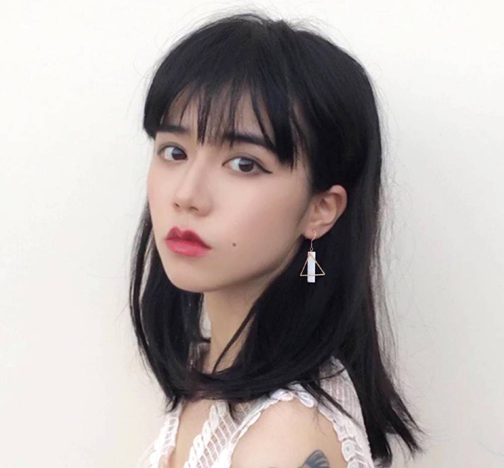 短发女同学的照片