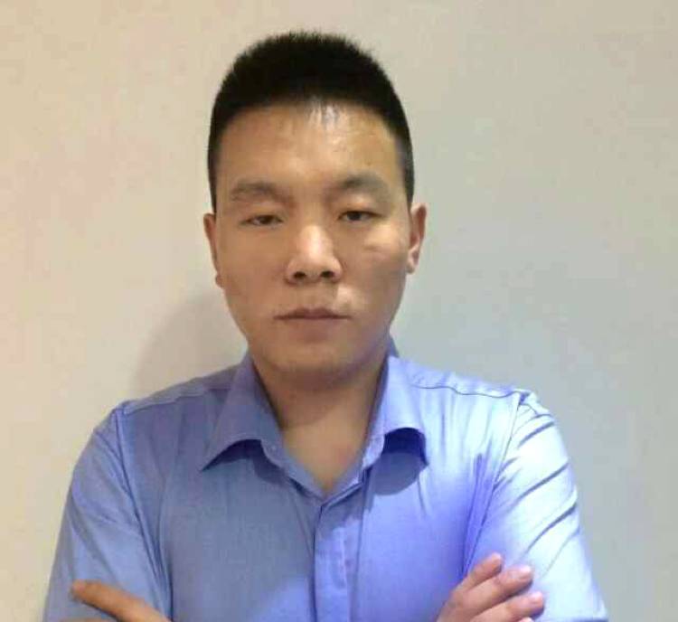 蹲在厕所嗑瓜子的照片