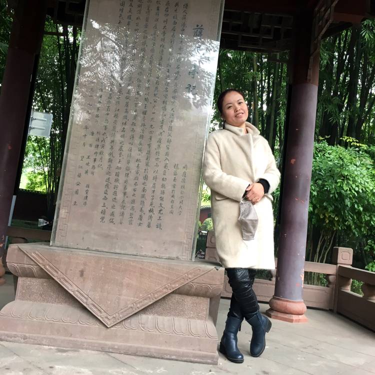 坚强少女的照片