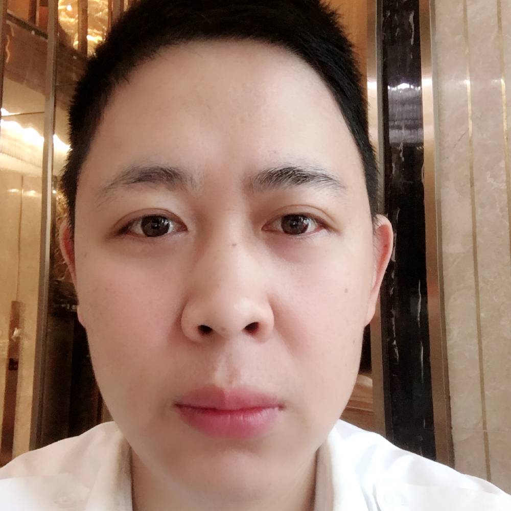 缥缈大树的照片