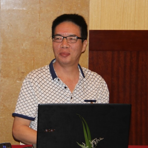 优雅浅吻巨人的照片