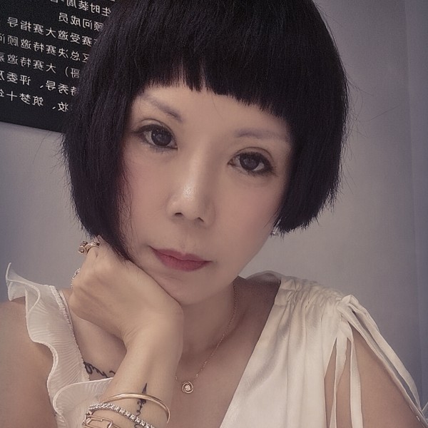 温婉浅吻楼房的照片