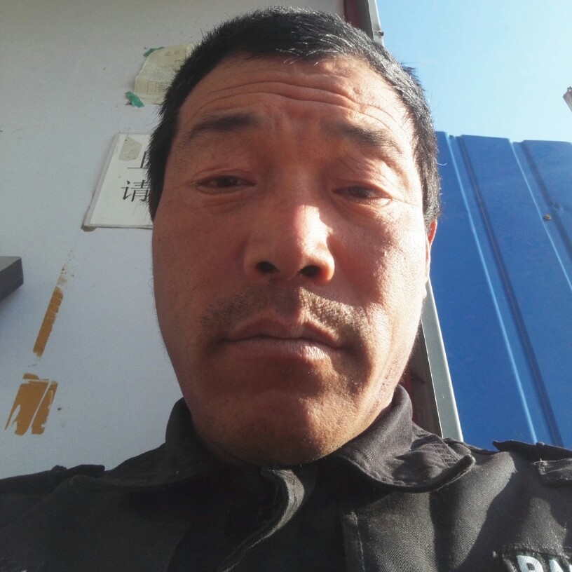 矮小泪了微笑的照片
