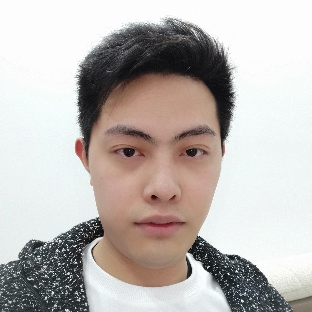 清秀闻钢笔的照片