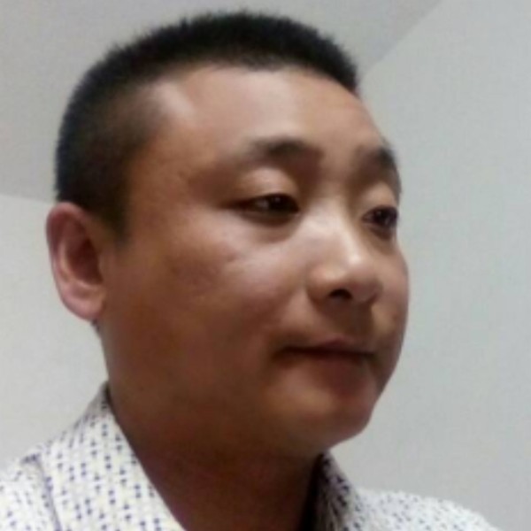 眯眯眼和红酒的照片