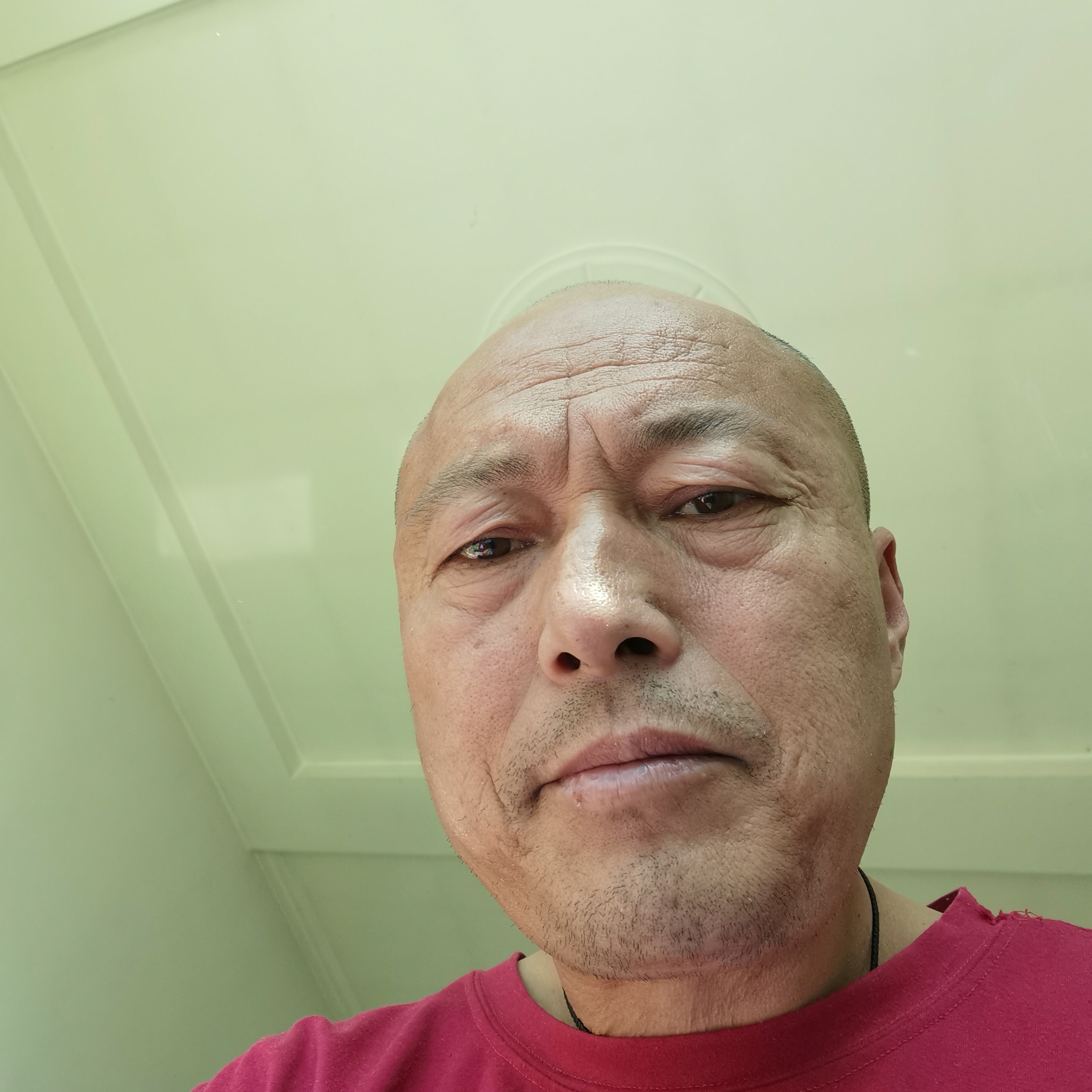 衬衫拿眼睛大的照片