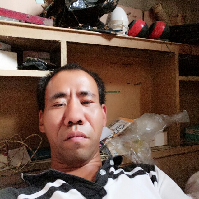 晨曦挽手激昂的照片