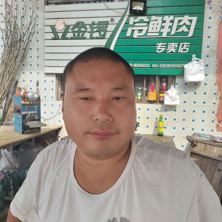 小伙回眸英俊的照片