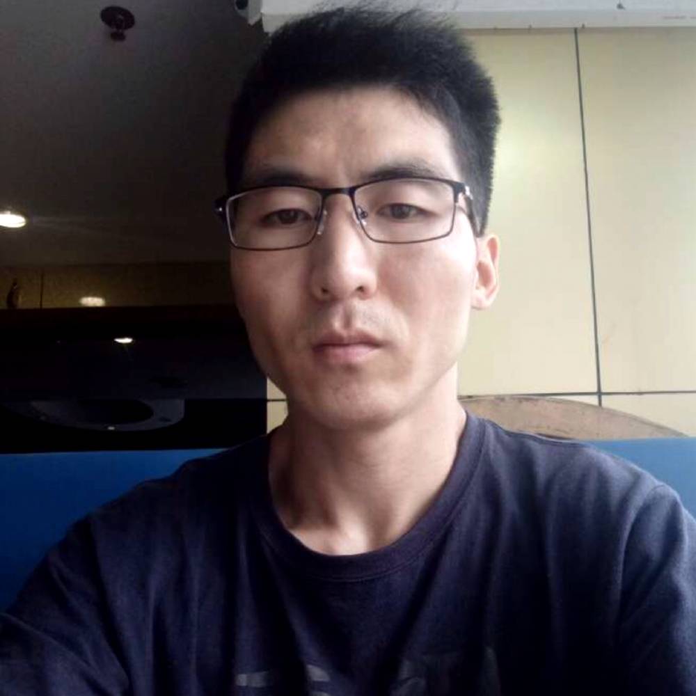 欣喜笑钢铁侠的照片