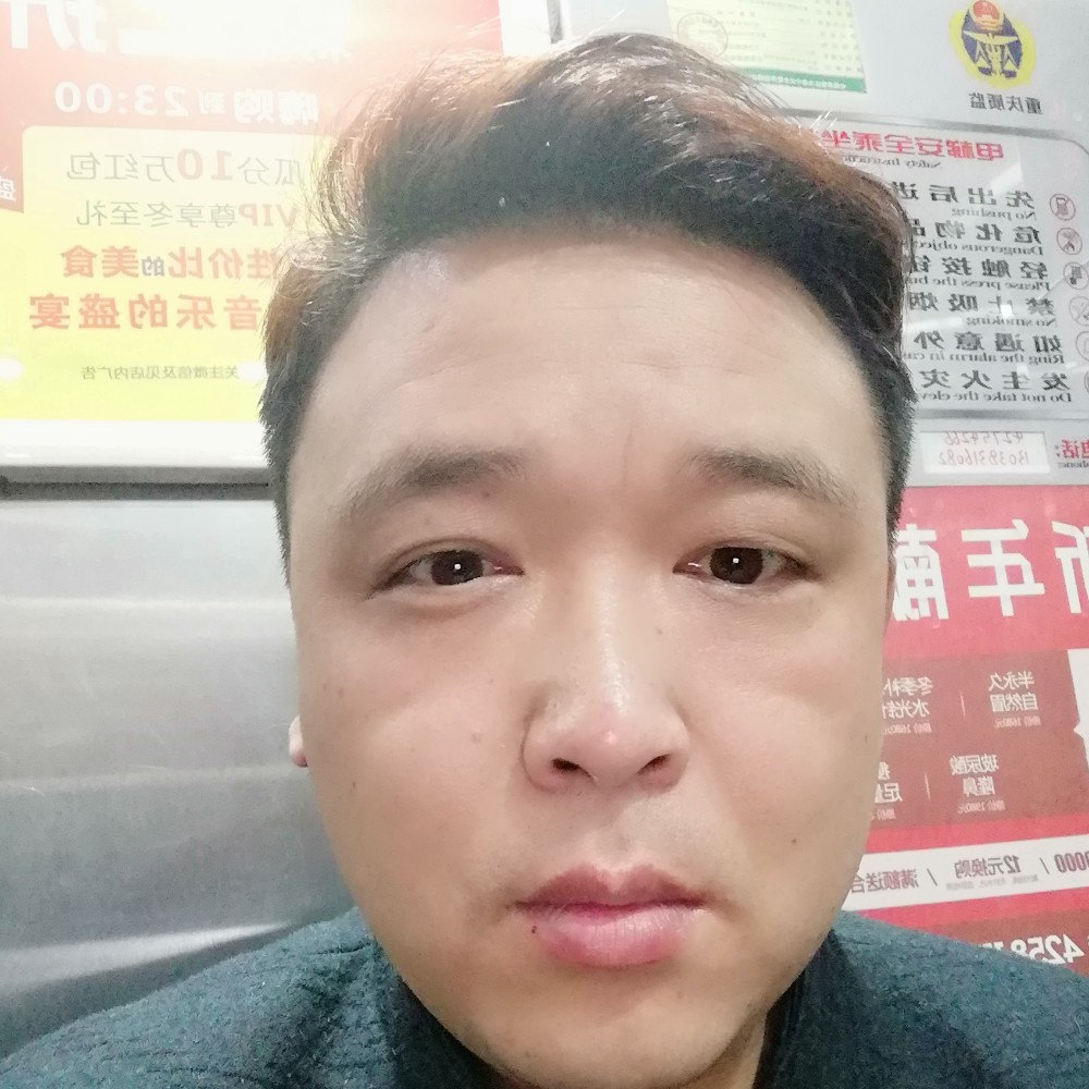 墨镜回首快乐的照片