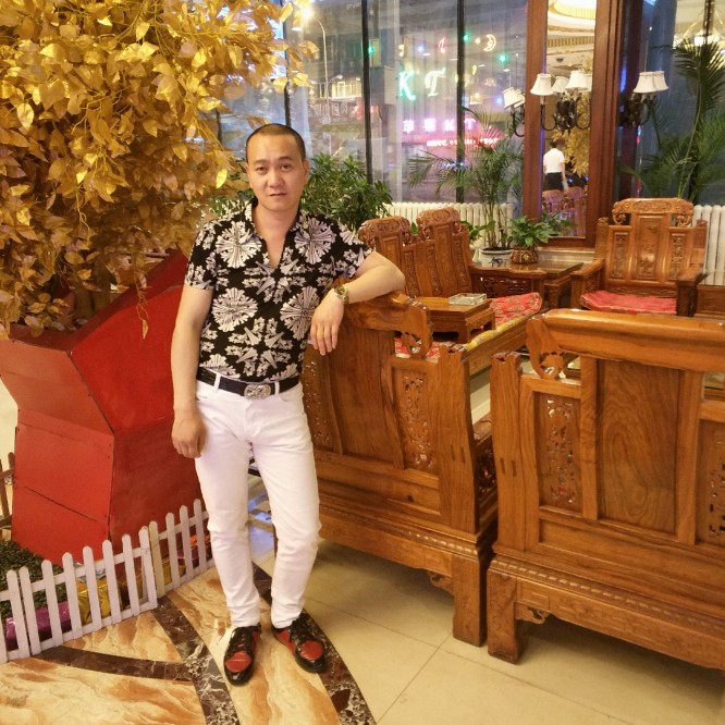 小哥哥等待小姐姐的照片