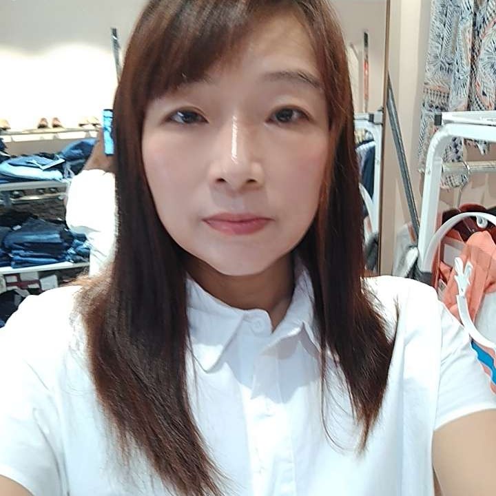 贪玩吃醋树叶的照片