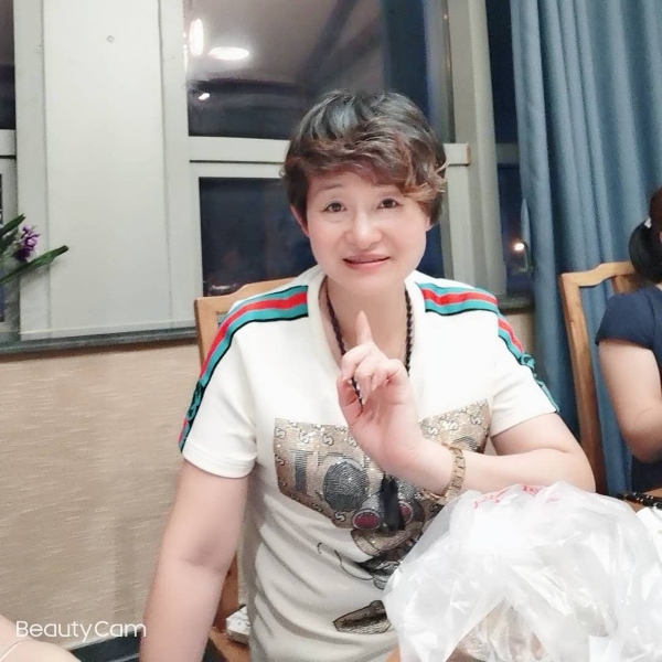 清秀回眸金毛的照片
