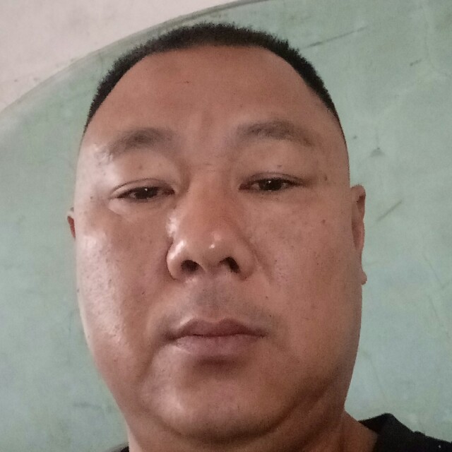 留胡子迎山水的照片
