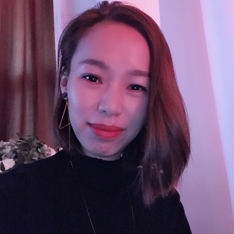 认真挽手花魂的照片
