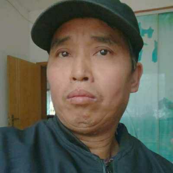 抱着枕头睡的照片