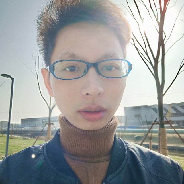 墨镜挽手贪玩的照片