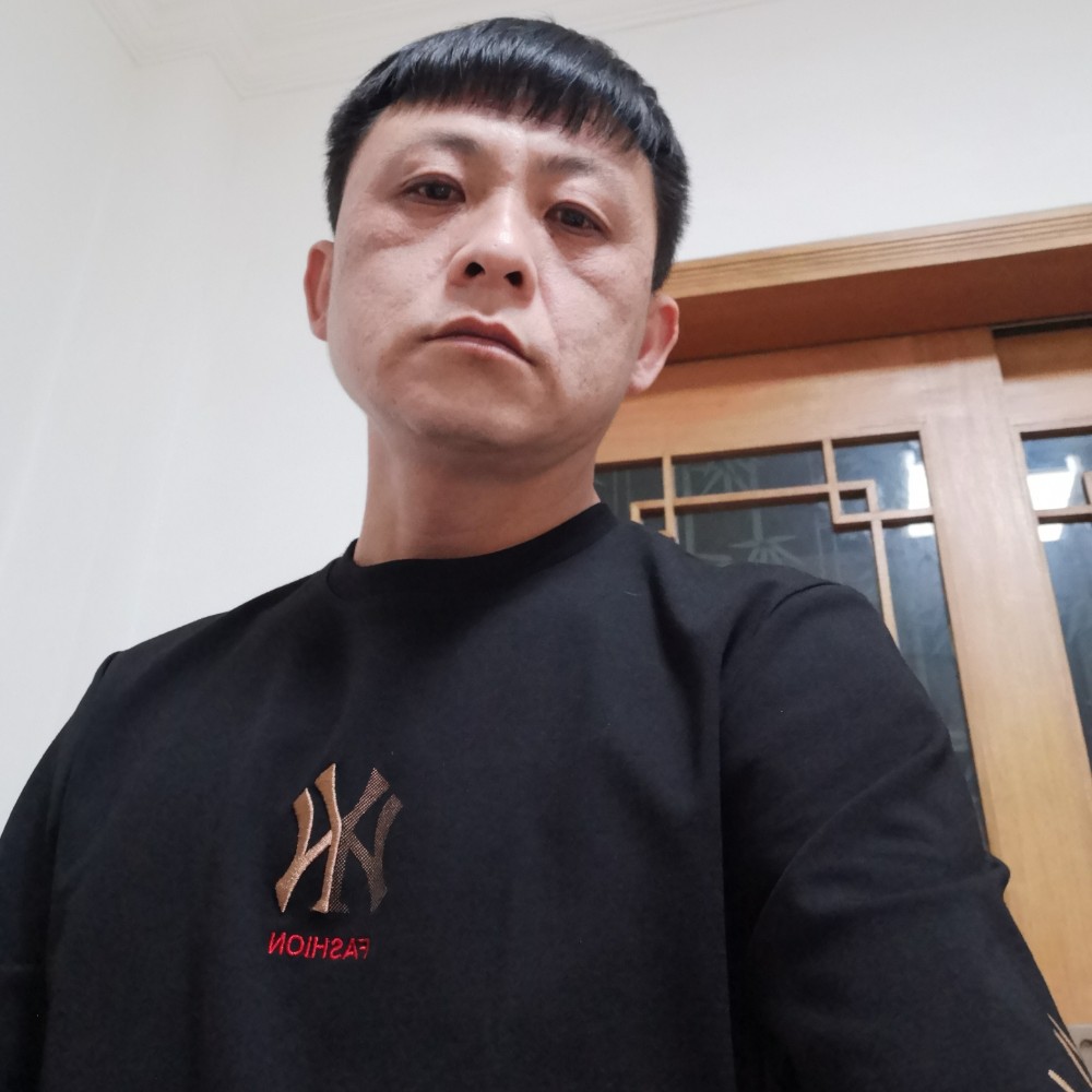 挑灯远望的照片