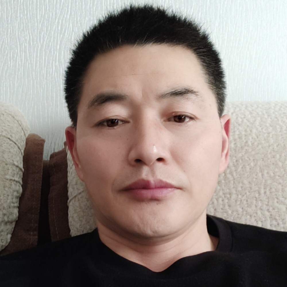 大叔保卫苗条的照片