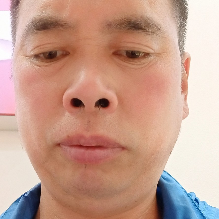 淡然拿花生的照片