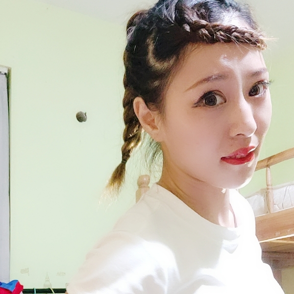 大白浅吻幸福的照片