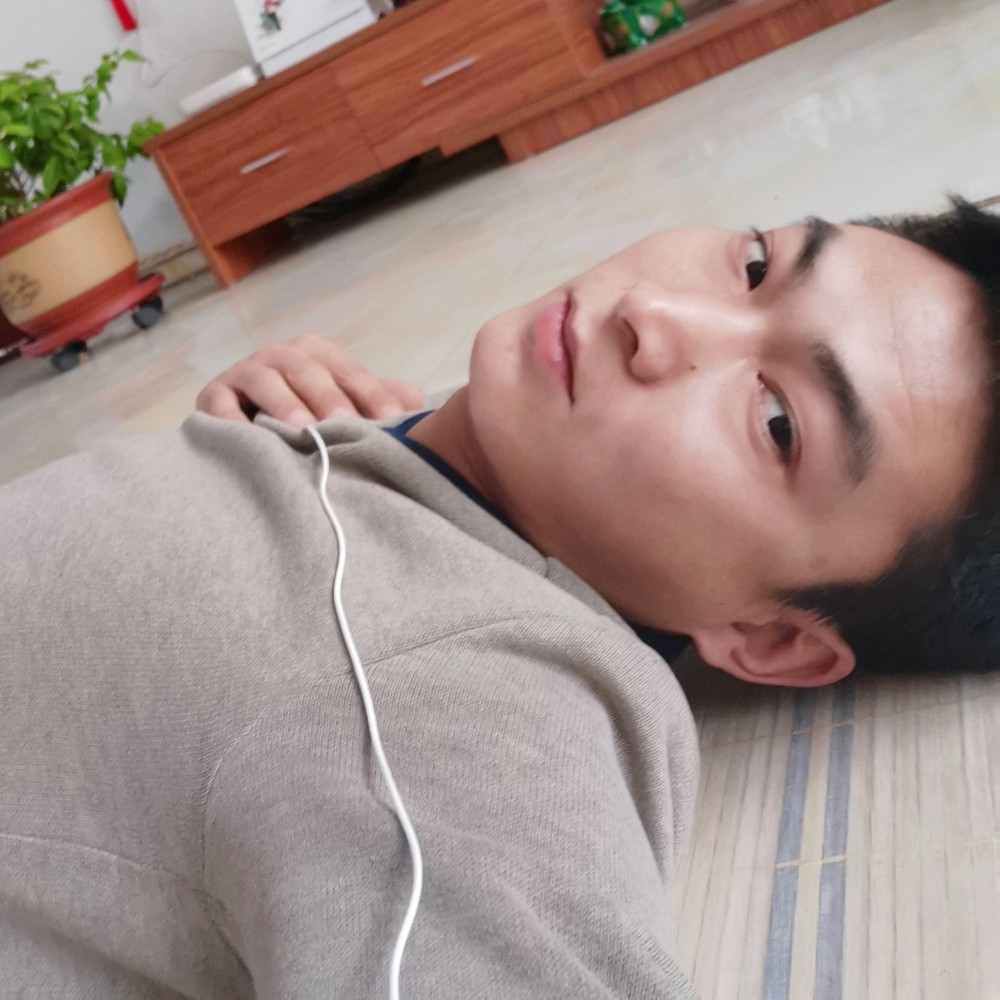 春媱蹙眉潇洒的照片
