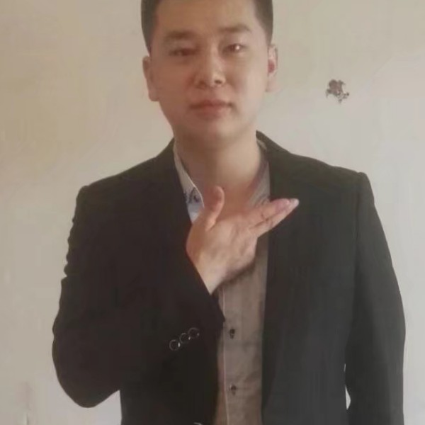 小鸭子给鲤鱼的照片