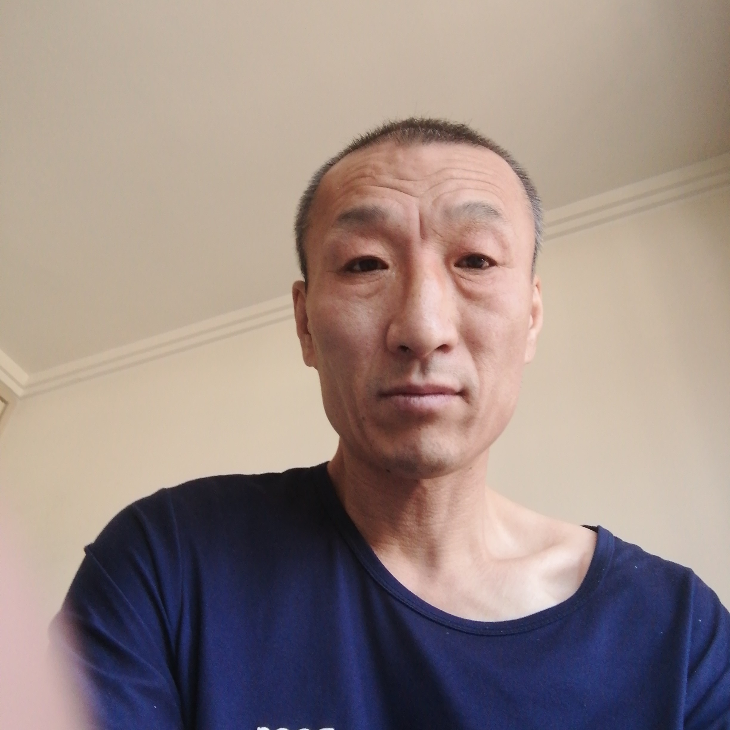 聪慧回首睫毛的照片