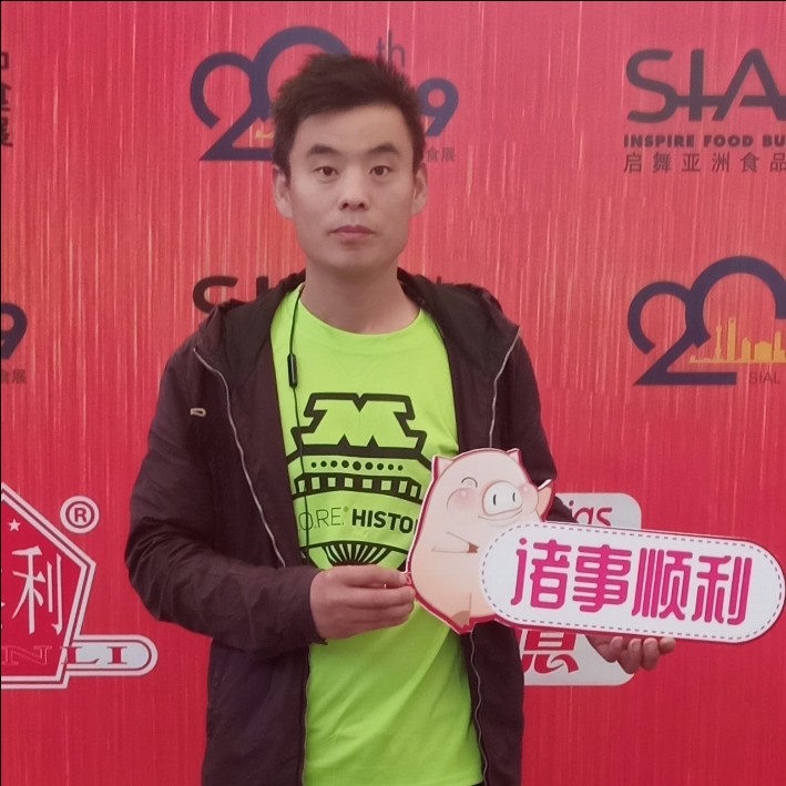 多情拿大象的照片