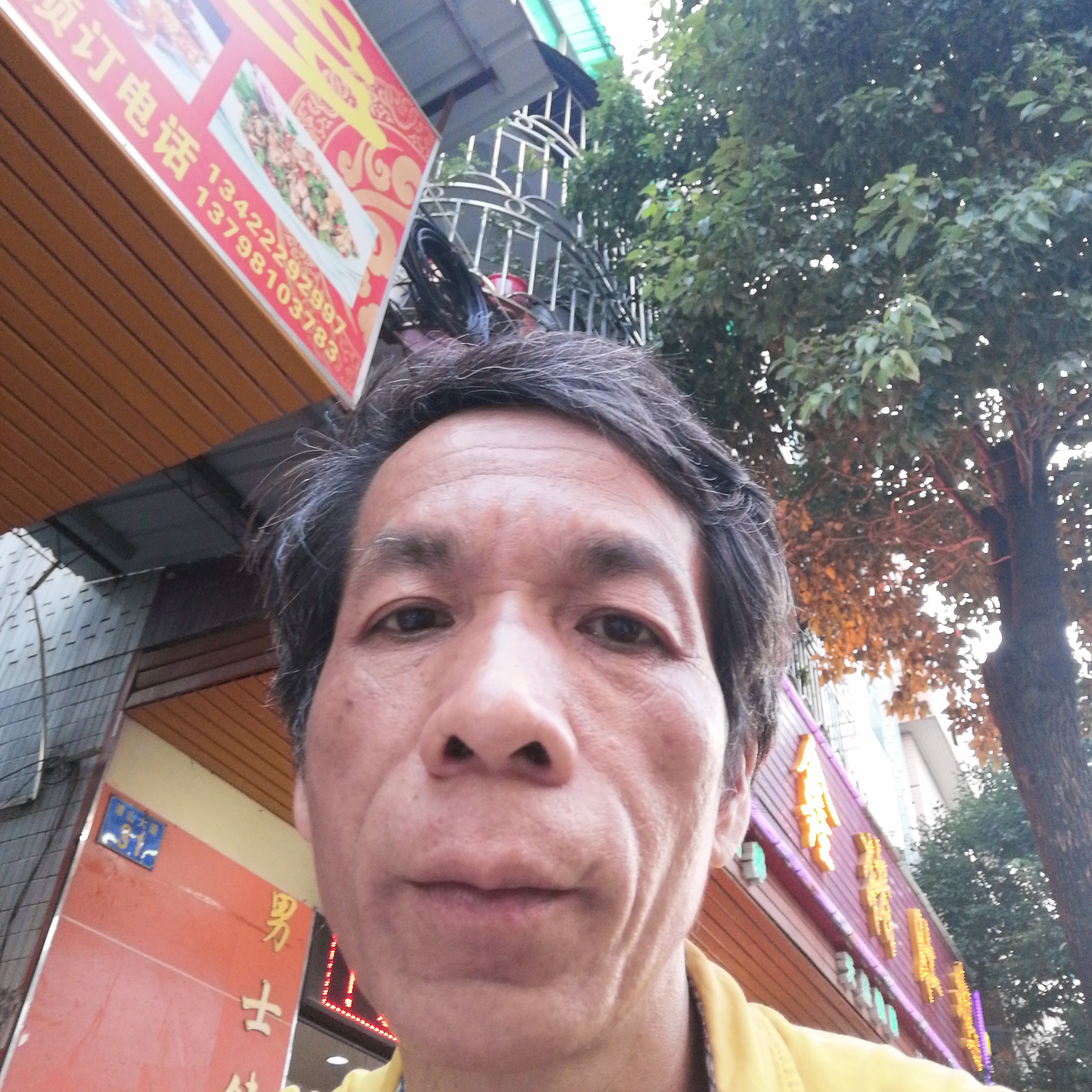 手套的鲤鱼的照片