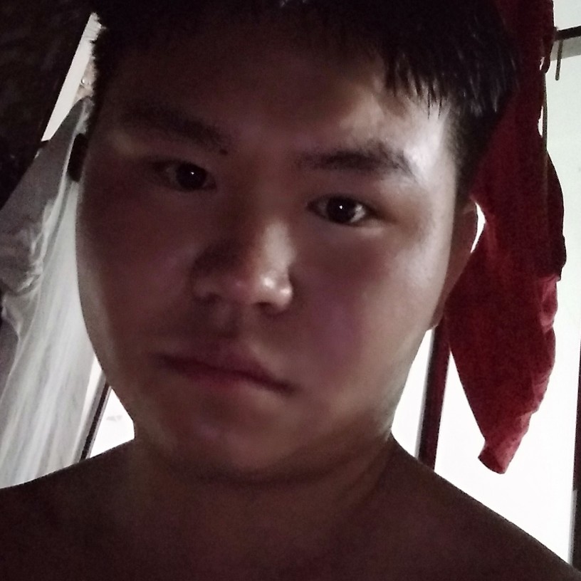 懦弱挽手冷风的照片