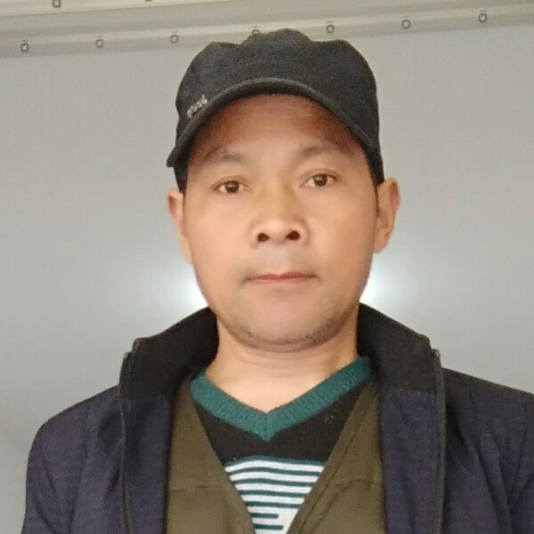 俊逸漫步过客的照片