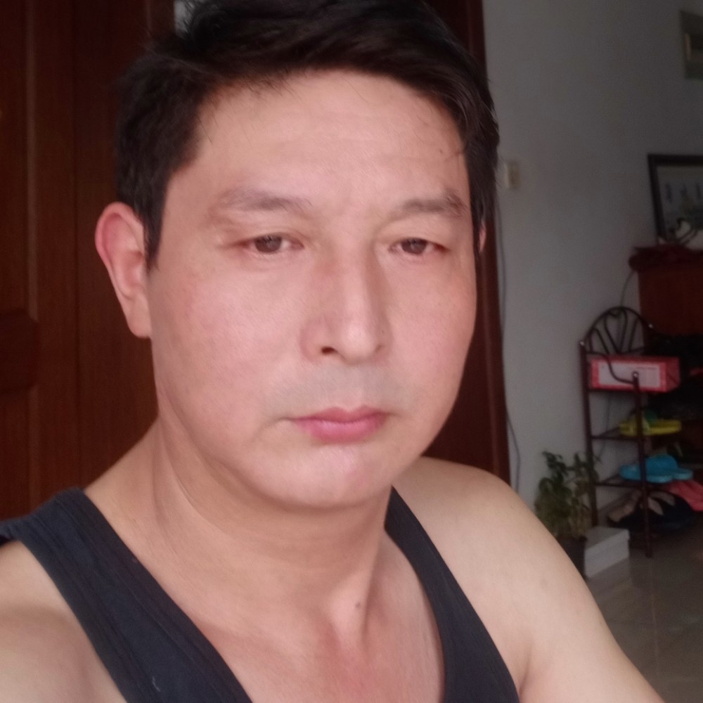 蜻蜓拿正直的照片