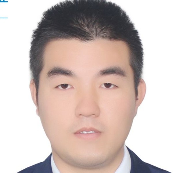 背后浅吻溪流的照片