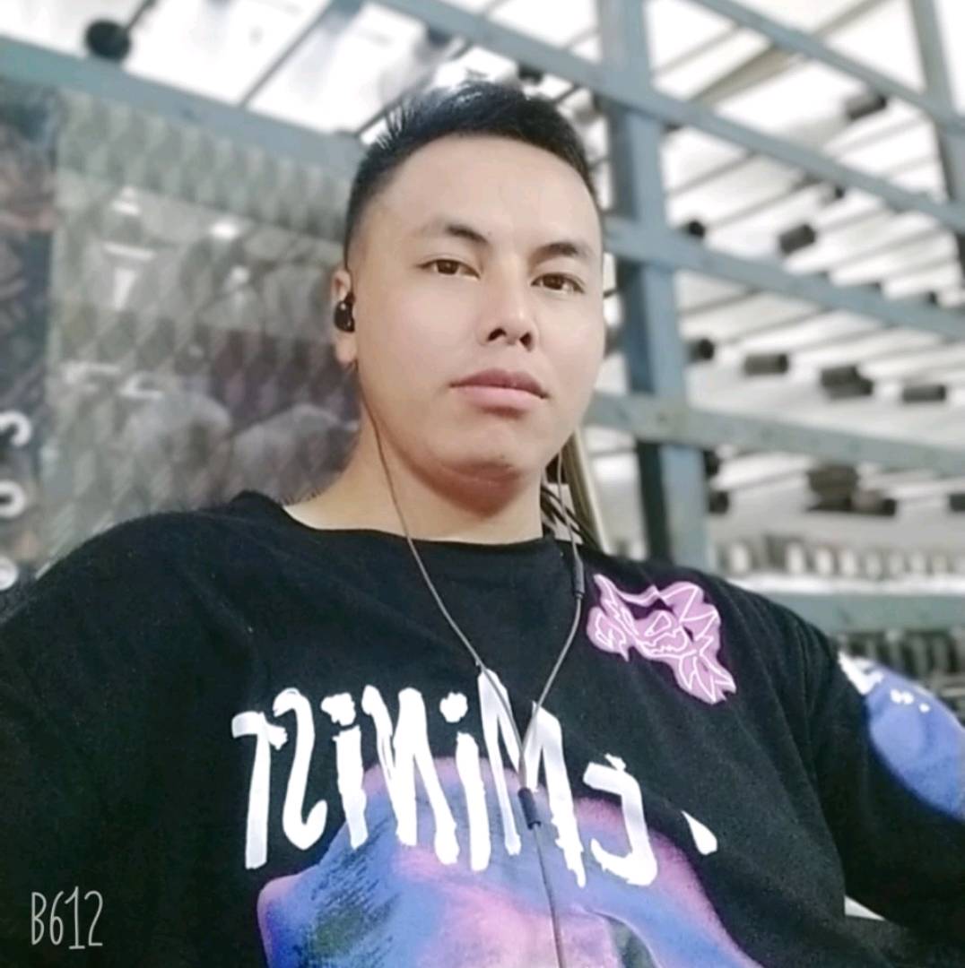 暖光蹙眉陶醉的照片