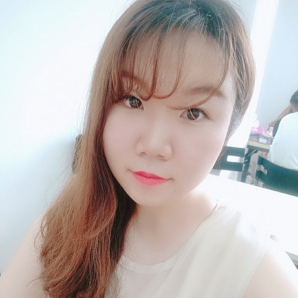小蝴蝶笑迷人的照片