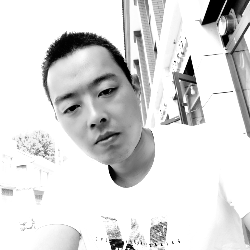 细心深拥天空的照片