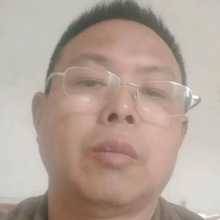 年轻爱恋雪糕水果的照片