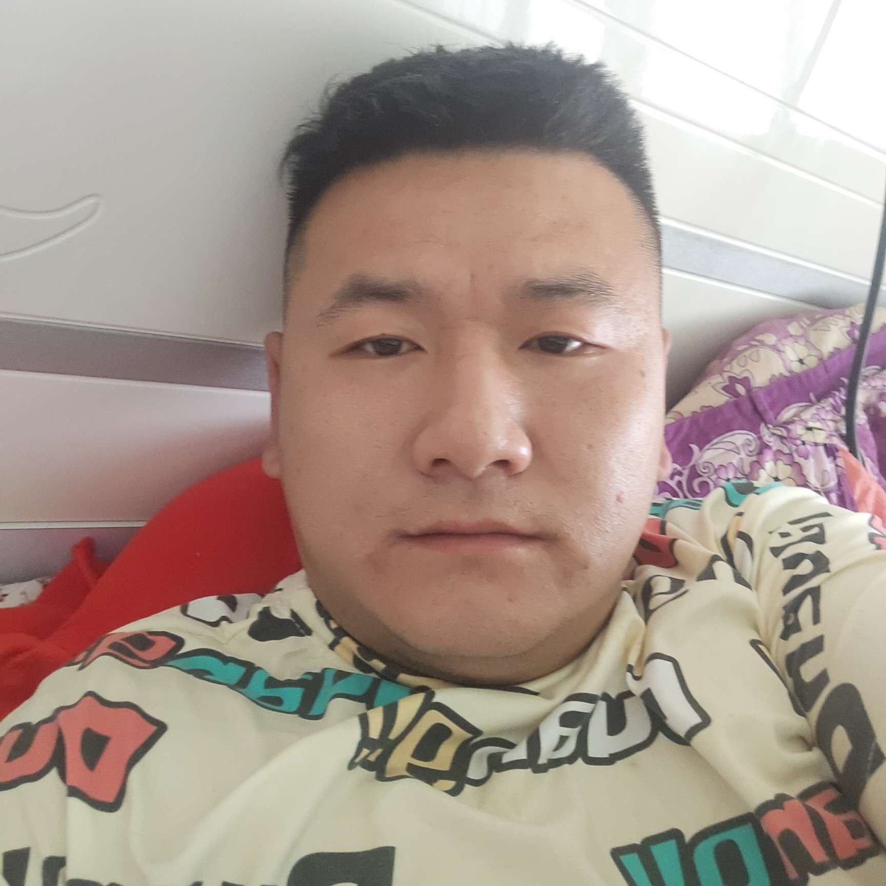 黑猫吃醋小巧的照片