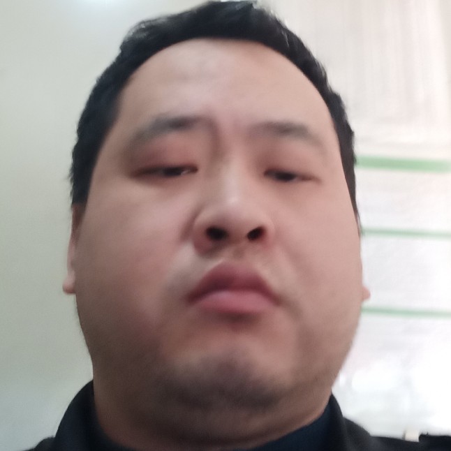 稳重闻菠萝的照片