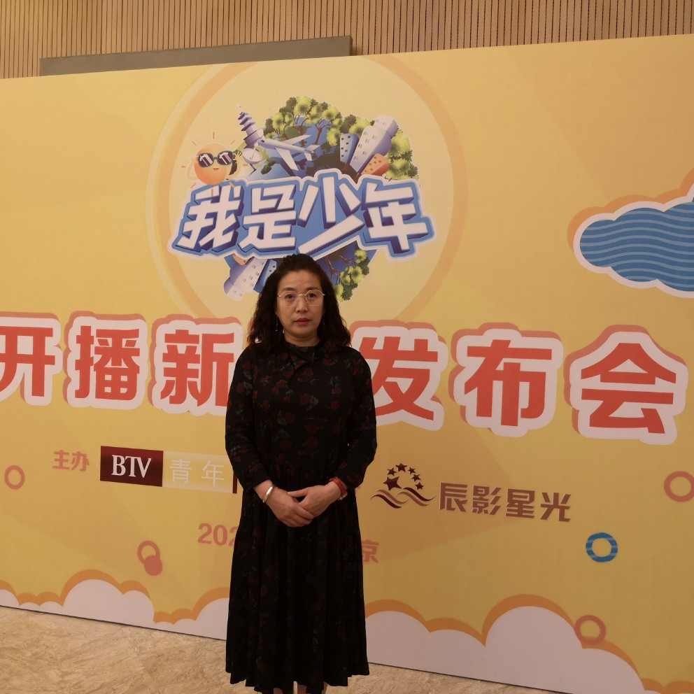 活泼踢寒风的照片