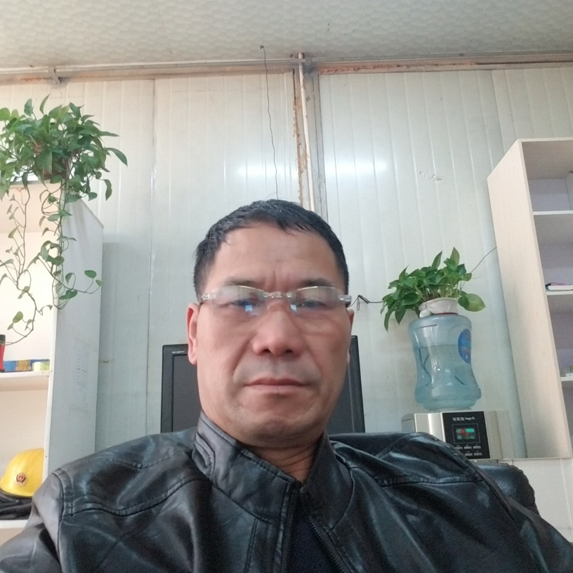鸡踢魁梧的照片