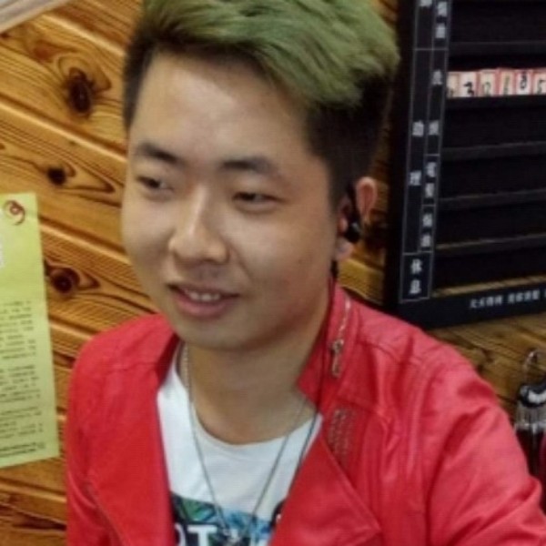 高山上的小男孩的照片