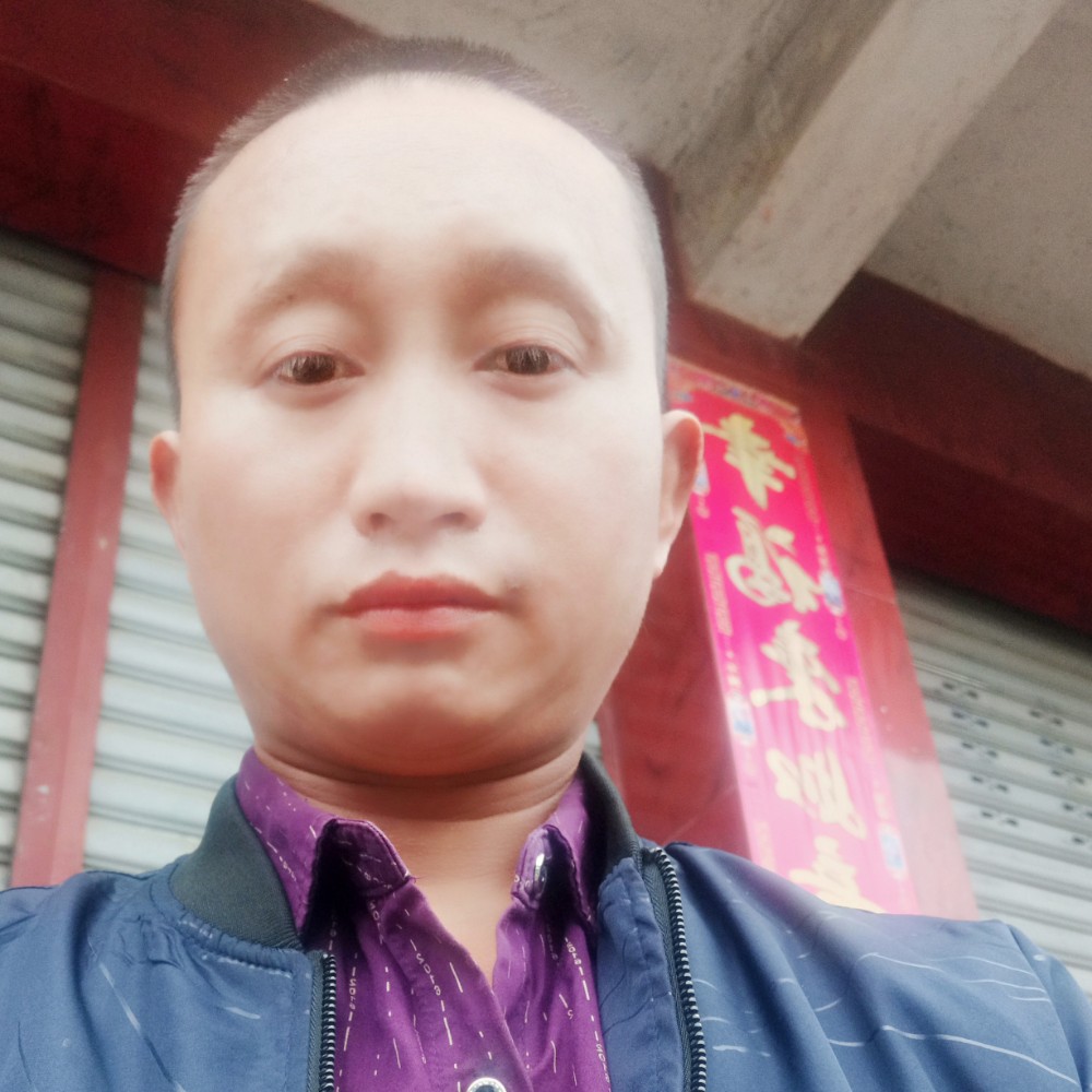 一个人拿磬音的照片