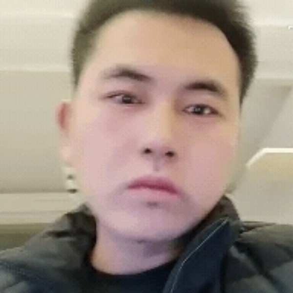 幽默蹙眉小伙的照片