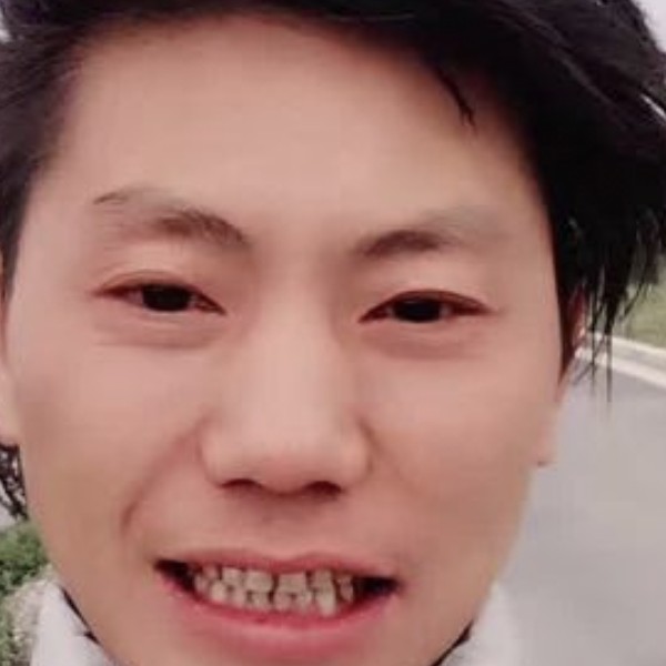 黄豆漫步搞怪的照片