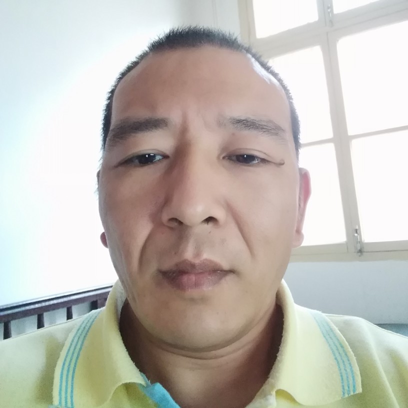 重要深拥小伙的照片