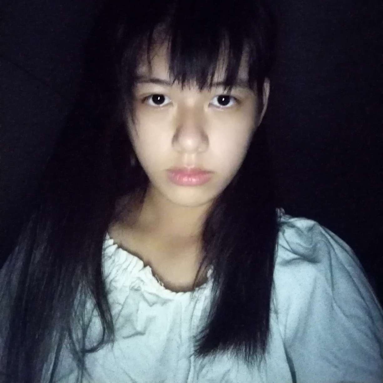 雨中小巷的照片